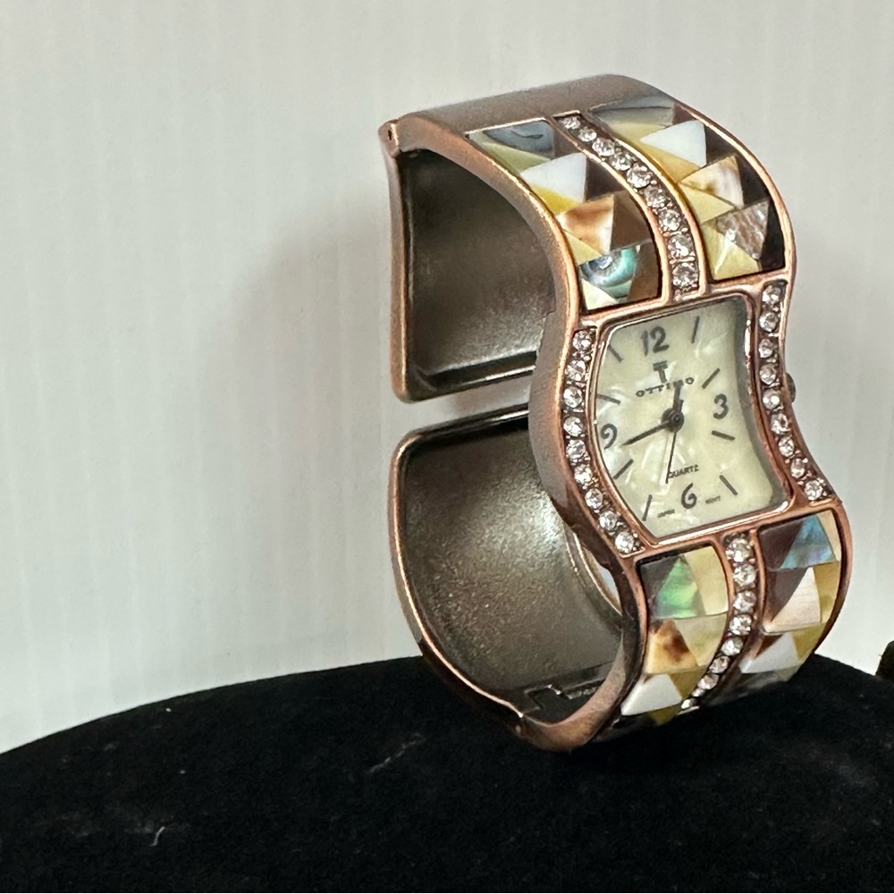 Fashionable Pave Shells & Crystals Wavy Bangle Bracelet Watch Ottimo